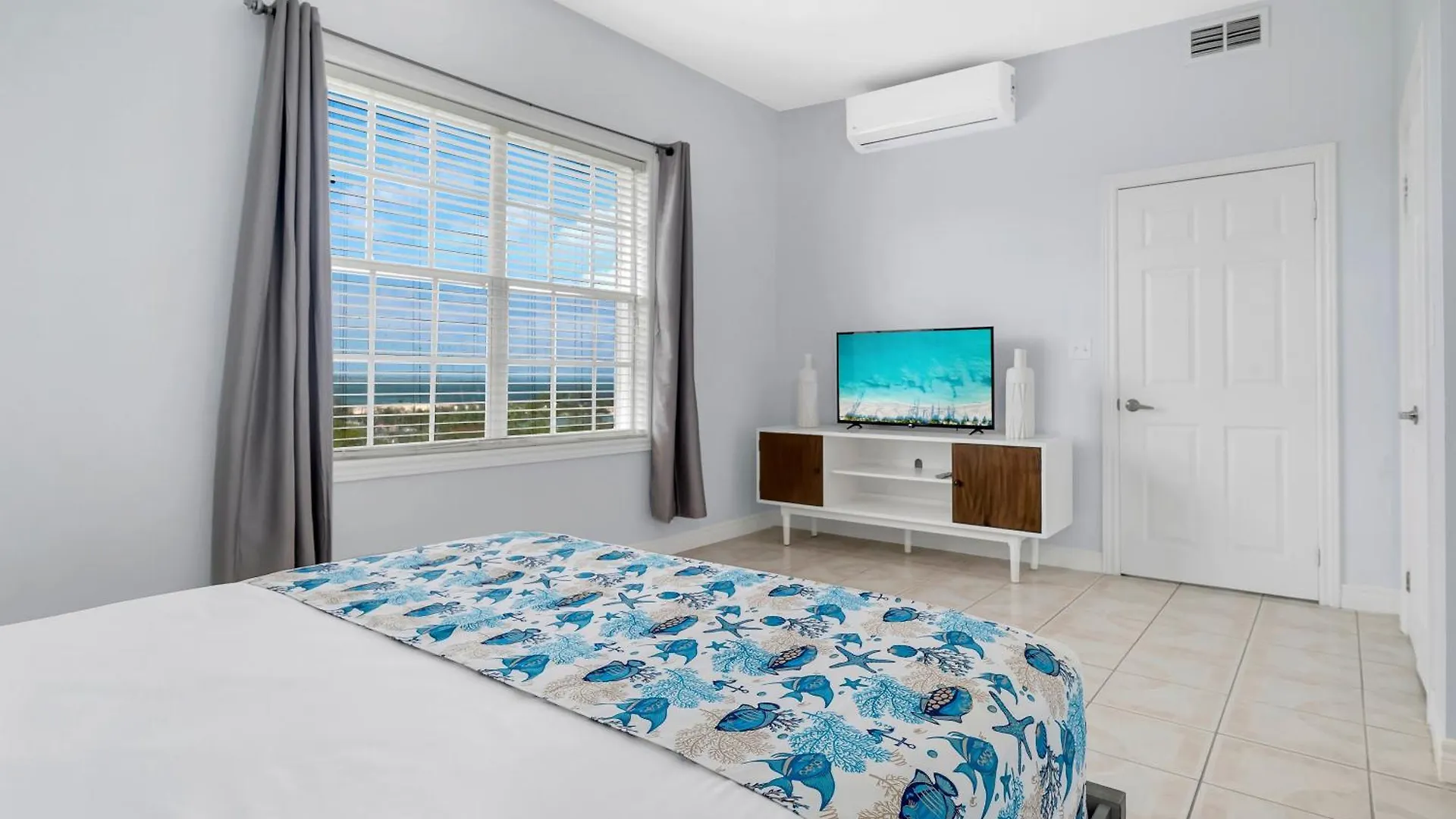 Serene Penthouse Oasis, Pool, Steps From The Beach The Bight Settlements
