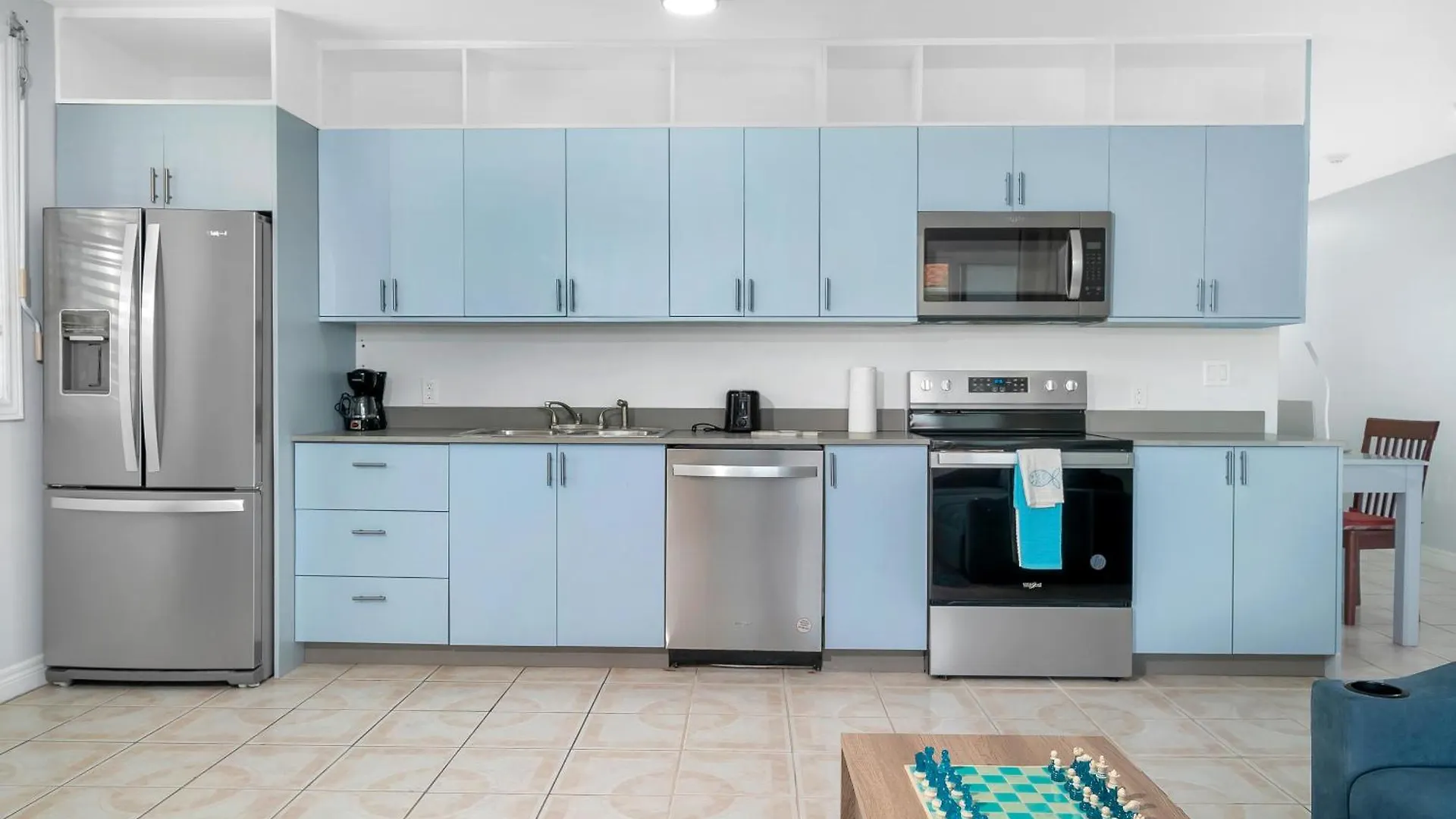 Serene Penthouse Oasis, Pool, Steps From The Beach The Bight Settlements Apartman