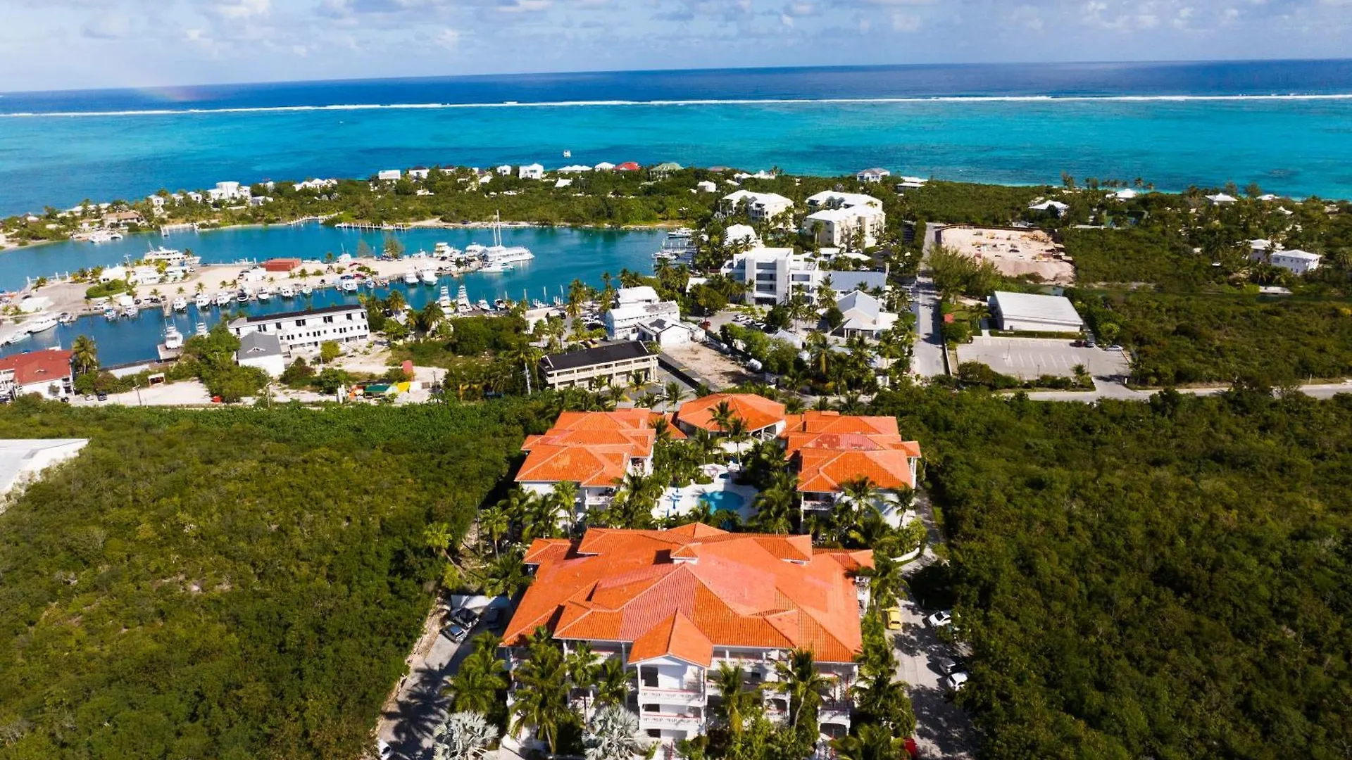 Serene Penthouse Oasis, Pool, Steps From The Beach The Bight Settlements Apartman